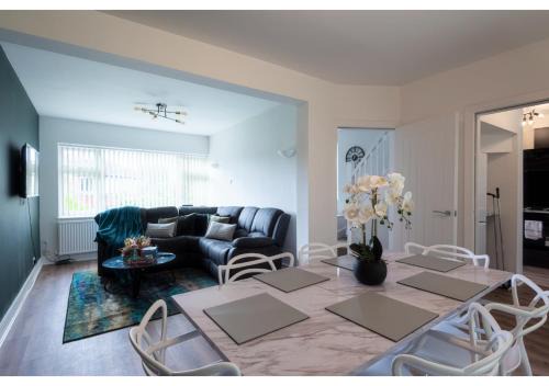 Salford Apartment | Cozy 3 BD House, Perfect for Large Group of 6