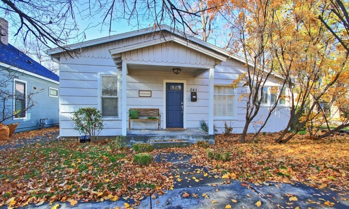East End House | Cozy 3/Bd Pet Friendly Family Home in Historic Warm Springs area