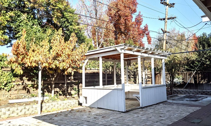 Fremont House | Cozy 3 bed-2 bath home with sunroom and access to parks and Class A retail 😊