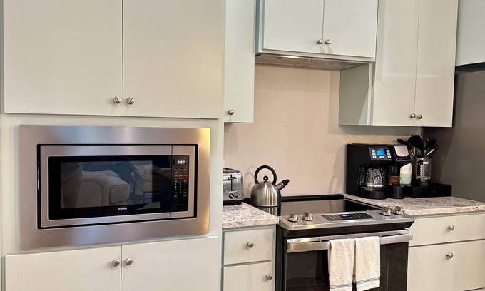 Fort Worth House | Cozy 3 bed home with hot tub, garage, EV