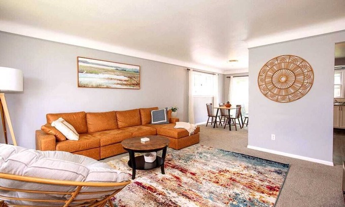 Maple Heights House | Cozy 3 bed homenNEW ON VRBO DISCOUNTED PRICE, EXCELLENT REVIEWS OTHER PLATFORMS