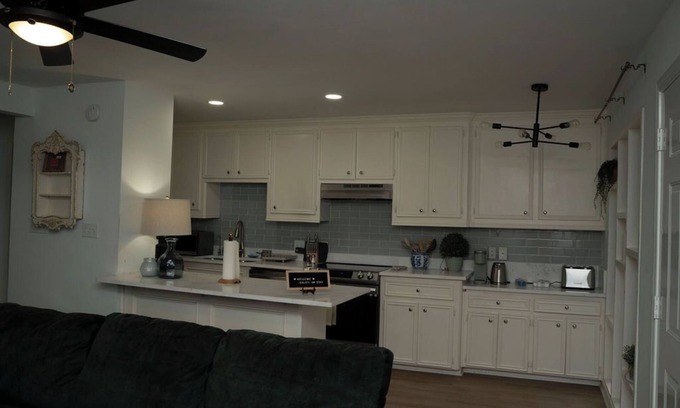Neartown Apartment | Cozy 3-bedroom 2 bathroom Apartment in Houston. Pool & Modern Comforts