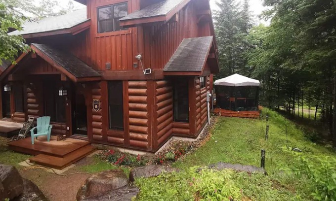 Lac Superieur Village Ski Chalet | Cozy 3 Bedroom Chalet with Lakefront Resort Access