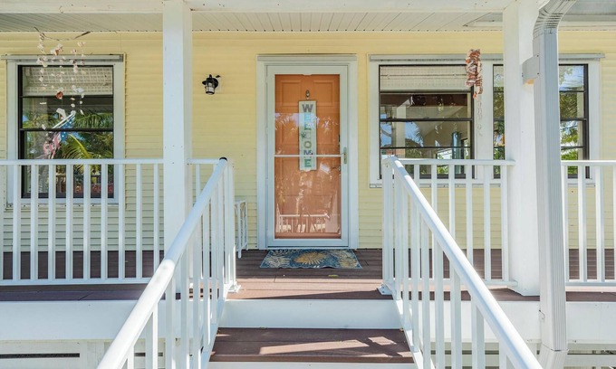 Sanibel Cottage | Cozy 3-bedroom cottage in beautiful Sanibel with AC, WiFi, and private deck