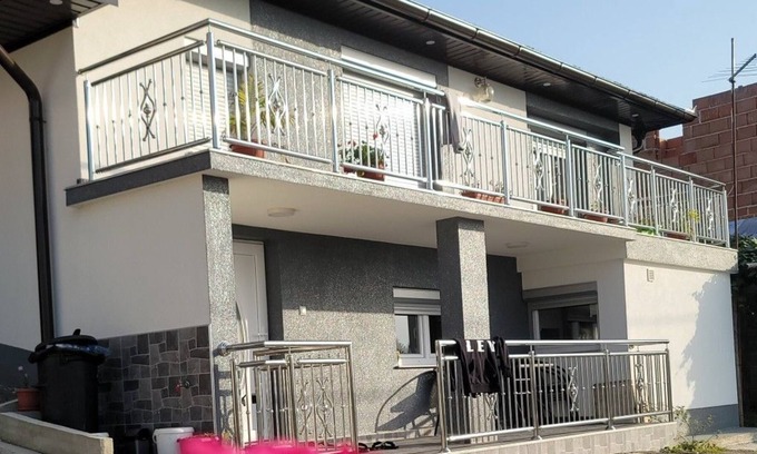 Velika Kladusa House | Cozy 3 bedroom house with multi car parking space