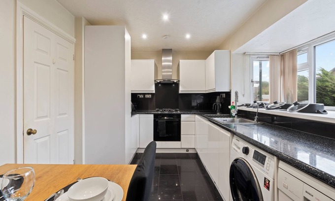 Dartford House | Cozy 3-Bedroom Home 30 Minutes from London