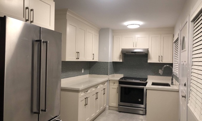 Surrey House | Cozy 3 bedroom home with 1.5 washrooms. King bed, 2 Queen. Fully stacked kitchen