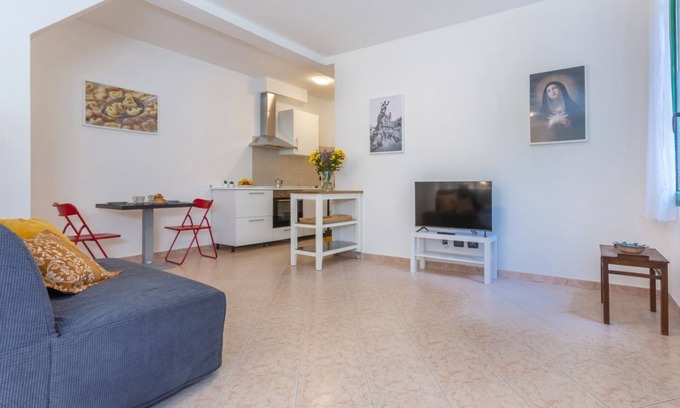 Saragozza-Porto House | Cozy 32 sqm studio apartment, able to comfortably accommodate 3 people, located on the ground floor of a building, with a step to access to it. The property enjoys a strategic location, a few steps from the Ospedale Maggiore and in a neighborhood full of
