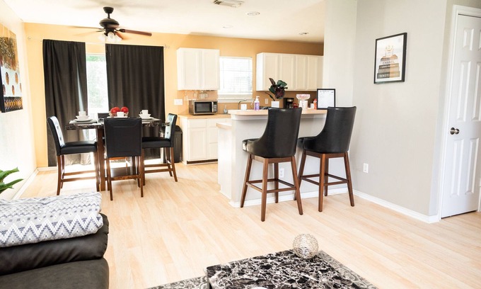 Southeast Houston House | Cozy 3bd|2bh Pet Friendly Home w/patio & backyard NRG Stadium|MedCtr|Minute Maid
