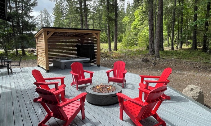Packwood Cabin | Cozy 3BD Chalet - Hot Tub & Game Room - Mt Rainier