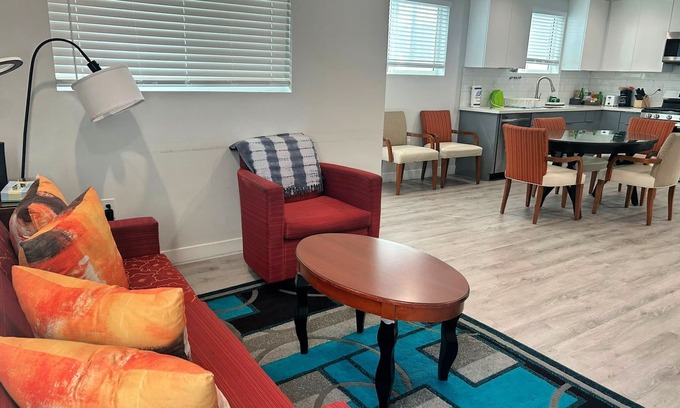 Hollywood House | Cozy 3BR Haven, Great for Families, Near Attractions! & Free Parking