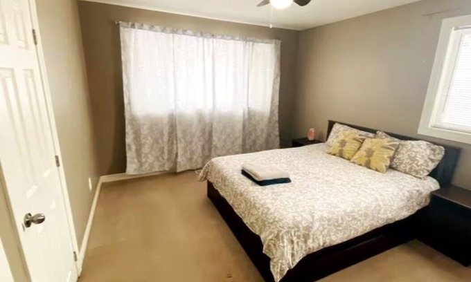 Niagara Falls House | Cozy 3BR Home - Backyard - Close to attractions