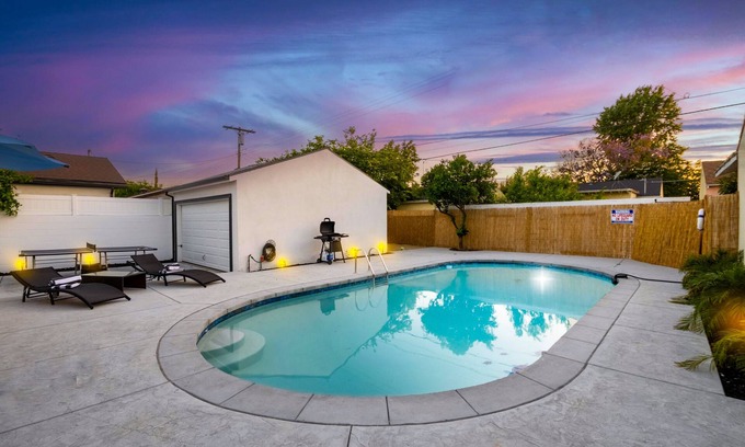 Valley Glen House | Cozy 3BR Oasis w/Pool in NoHo
