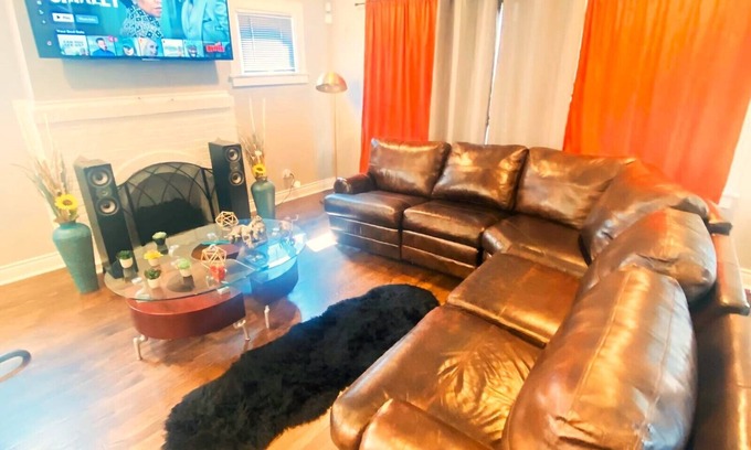 Roseland House | Cozy 4/5BR haven near 95th station. Ideal for friends, family, biz & more!