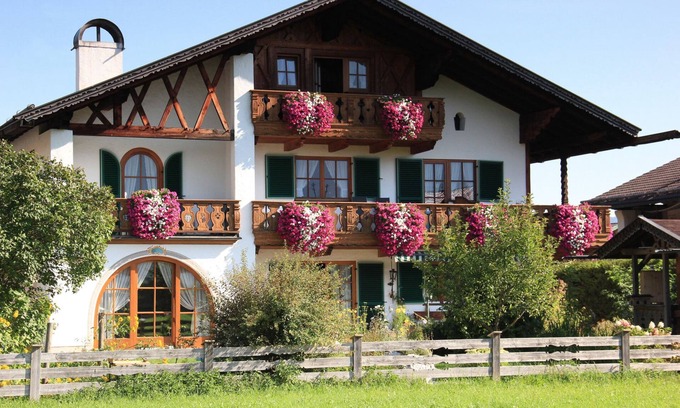 Kruen Apartment | Cozy 4-star vacation apartment with south-facing balcony and panoramic view of the Karwendel