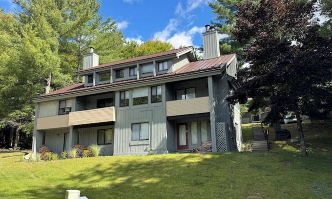 Lincoln House | Cozy 5 Bed 3 Bath Townhome across from Loon Mountain