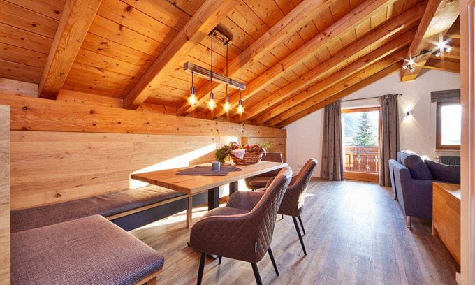 Garmisch-Partenkirchen Apartment | Cozy 65 sqm attic apartment with open roof truss and two balconies