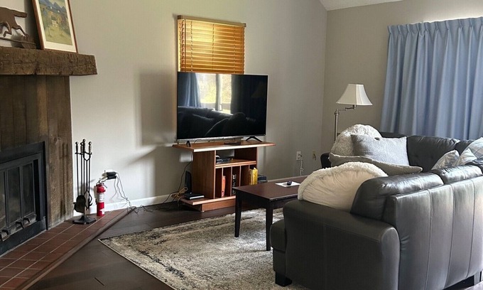 Hancock Condo | Cozy Accommodations w/Fireplace, Full Kitchen & More!