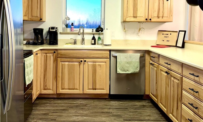 Badger House | Cozy Alaskan Stay: 3BR home, aurora views + garage