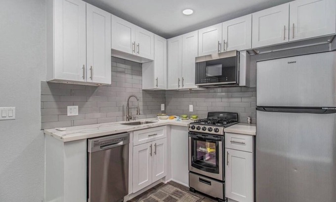 Houston Apartment | Cozy and centric private guesthouse with easy access around Houston’s downtown!