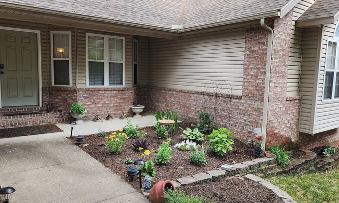 Bella Vista House | Cozy and Clean! Quiet Cul de sac, Screened Porch, Attached Garage, and Fire Pit!