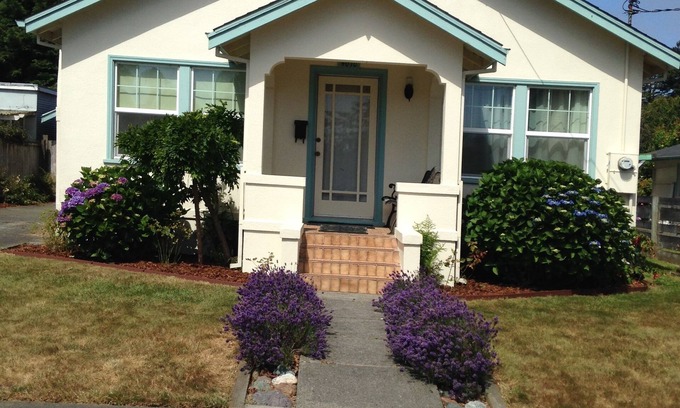 Eureka House | Cozy and Comfortable Furnished Home in great neighborhood