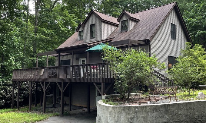 Pisgah Forest Cottage | Cozy and fun mountain-view cottage 10 mins from shopping and hiking