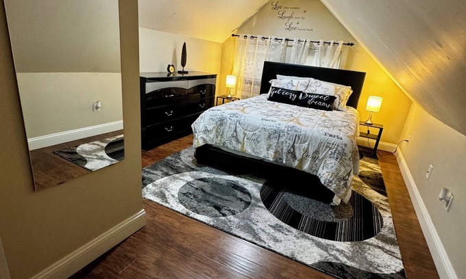 Elizabeth House | Cozy and modern apartment. Only 5 mins from Newark airport and 30 mins to NYC