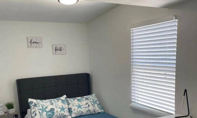 Greenacres House | Cozy and Peaceful House in WPB close to the airport and main highways