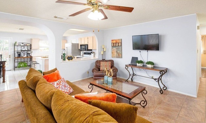 Wetmore House | Cozy and Quaint Abode Near La Cantera/Rim