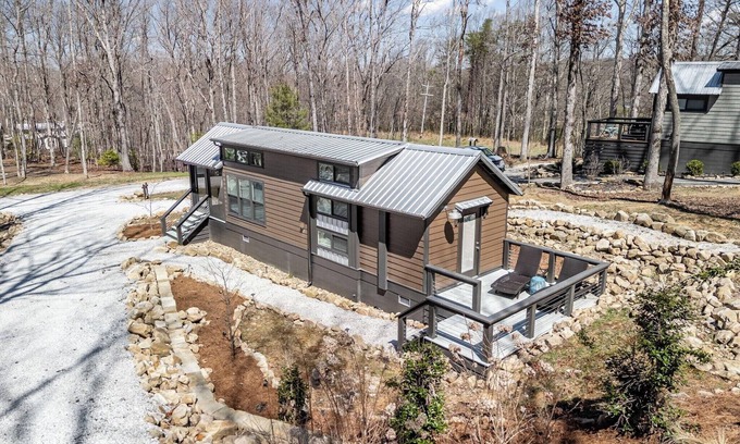 Tracy City Cottage | Cozy and quiet lake & mountain tiny home retreat. Fire pit + pet friendly!