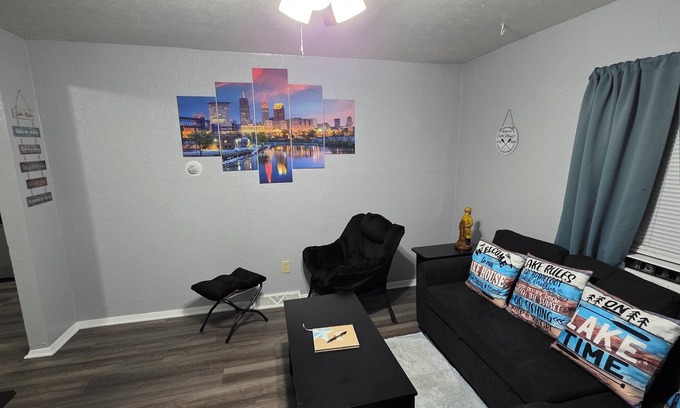Lorain House | Cozy and Serene 2-bedroom pet friendly house with AC in Downtown Lorain