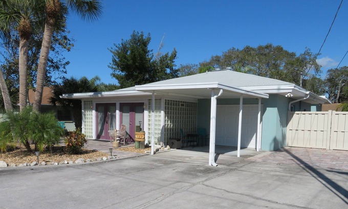 Laurel House | Cozy and spacious cottage with a short walk to the beach!