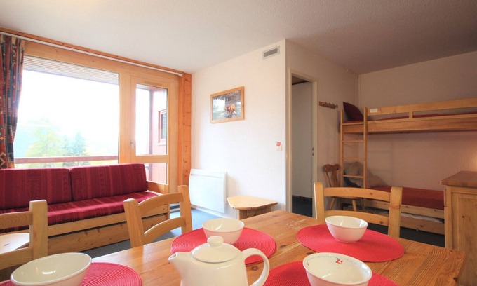 Arc-1800 Apartment | Cozy apartment · Near slopes · Balcony · 6 guests · Wifi