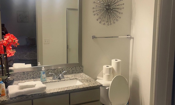 Lebanon Apartment | Cozy Apartment 2bd 2ba with balcony. Washer and dryer included. Full kitchen.
