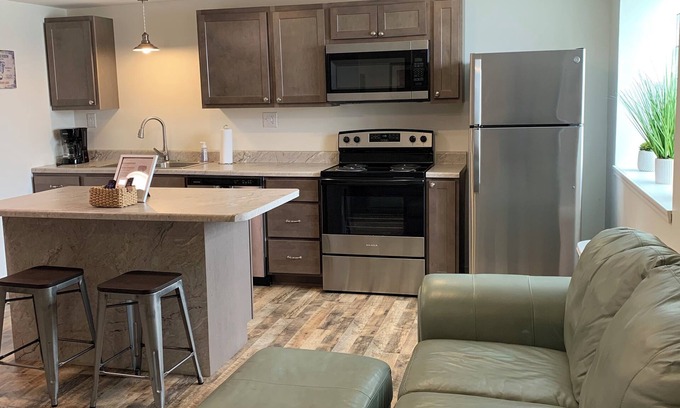 Hannibal Apartment | Cozy apartment close to downtown Hannibal with full kitchen, A/C, and Wi-Fi