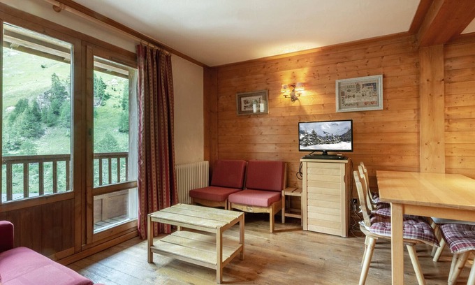 Val-d'Isere Apartment | Cozy Apartment with Warm Tones, WiFi, and Balcony in La Roche des Fours Residence