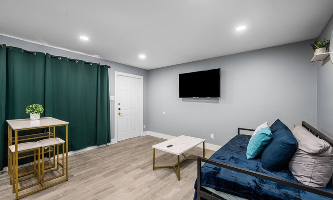 Boulevard Oaks Apartment | Cozy Apt in Museum District with Pool+Free Park