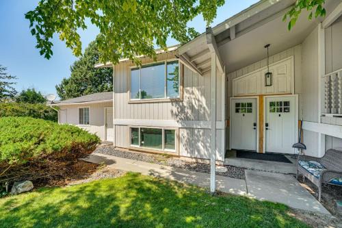Tri-Cities House | Cozy Apt with Private Deck, 2 Mi to Toyota Center!