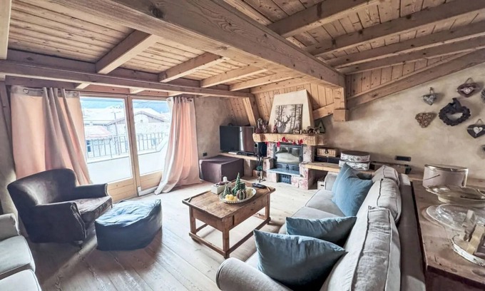 Bormio Apartment | Cozy attic room. WIFI, hot tub, balcony, pets allowed and parking space