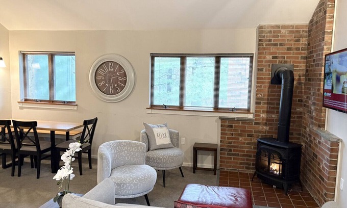Bartlett Condo | Cozy Attitash Getaway: 10 min walk to Attitash w/Pool & Hot tub - Storyland