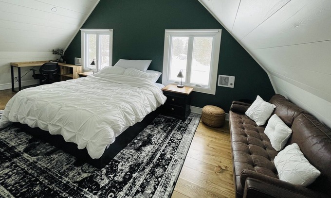 Seguin Apartment | Cozy Barn style loft apartment King size bed!