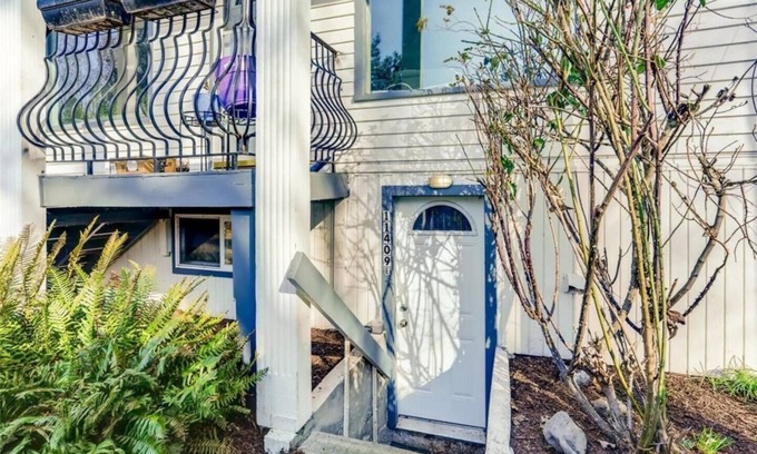 Juanita Apartment | Cozy Basement Apartment In Historic Home Near Lake