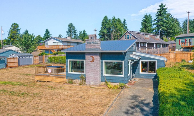 Neotsu House | Cozy Beach Cottage-Hot Tub-BBQ-Dogs OK