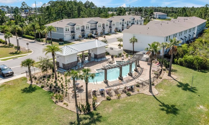 Upper Grand Lagoon House | Cozy Beach Retreat! Central Location - Pristine Beaches - Delicious Food