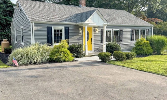 Niantic House | Cozy beach retreat in Niantic's Black Point Beach