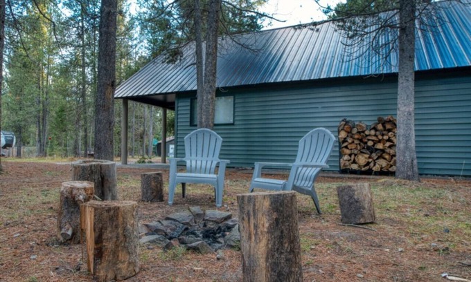 Island Park Cabin | Cozy Bear Cabin | Renovated | River | AC | Swing