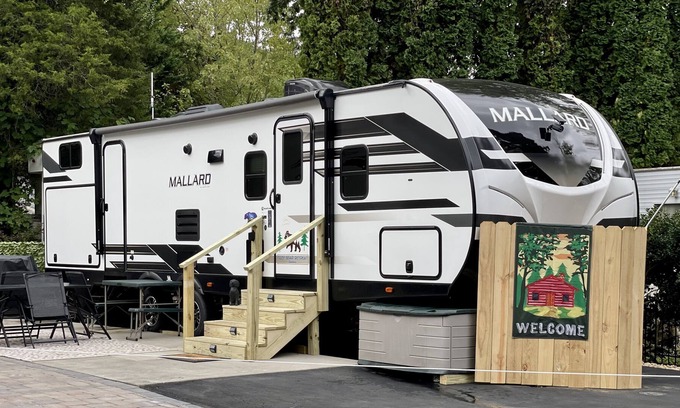 Gatlinburg - Pigeon Forge RV Rental | 🐻 COZY BEAR RETREAT 🐻 CAMPING DONE RIGHT AT A 5 STAR RV RESORT
