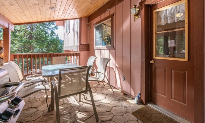 Yosemite West Cabin | Cozy Bear South – Charming 2 BDR Cabin within Yosemite!