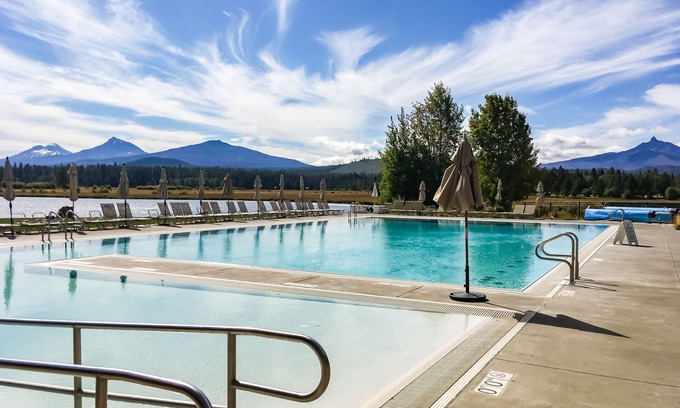 Black Butte Ranch Cabin | Cozy black Butte cabin with fireplace, private hot tub, & deck